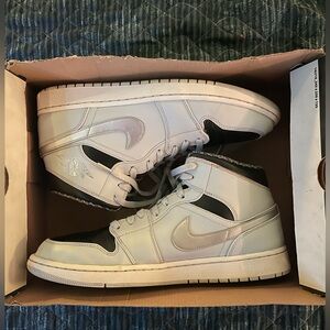 Air Jordan 1 mid platinum